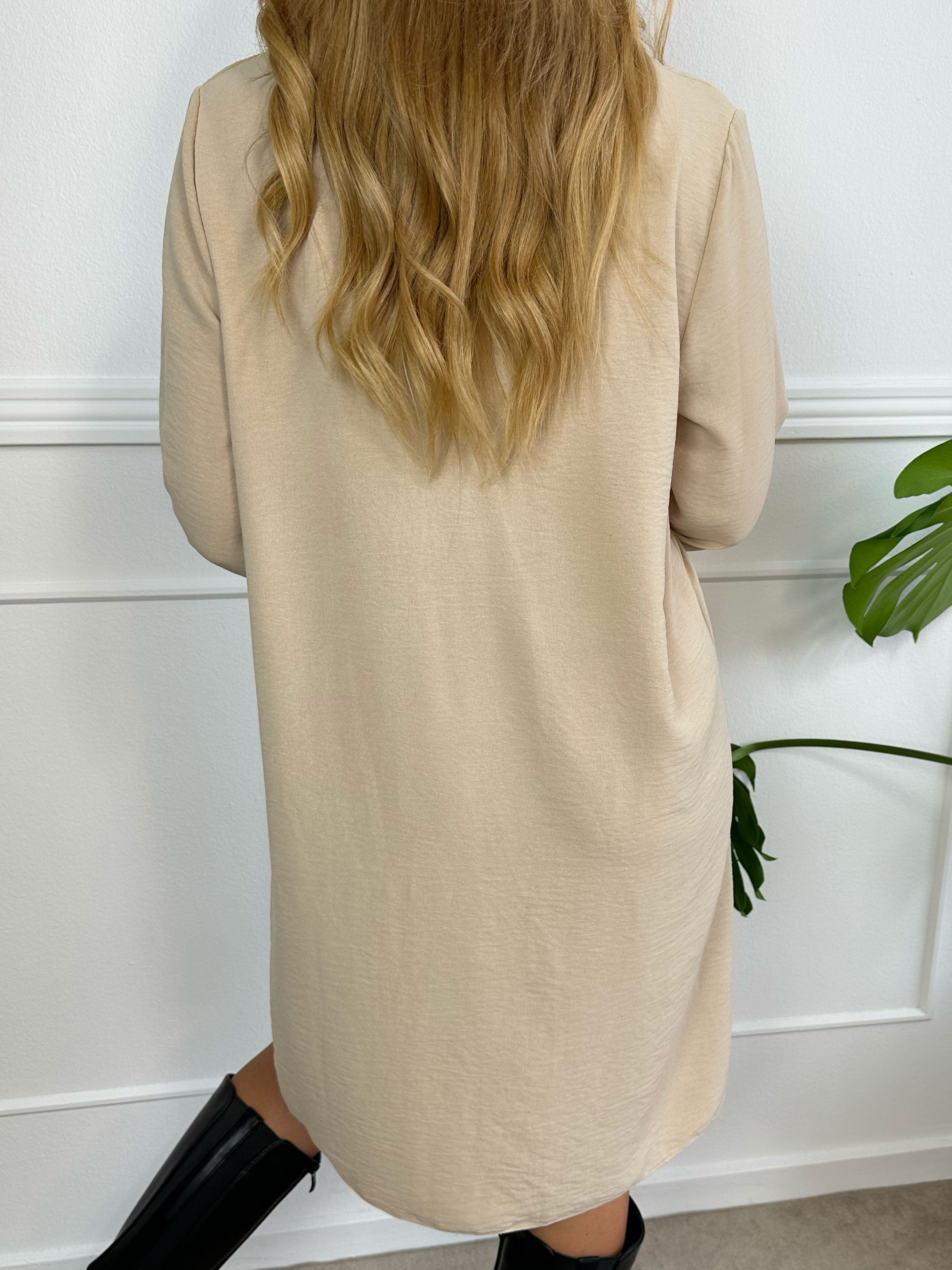 Elly Long - Simpel klänning med spetskant